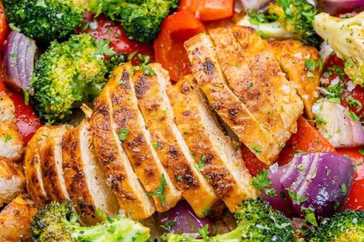 Peito de Frango Grelhado com Legumes Assados: