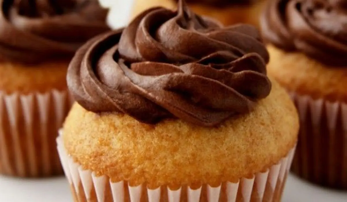Cupcake de Baunilha com Cobertura de Chocolate