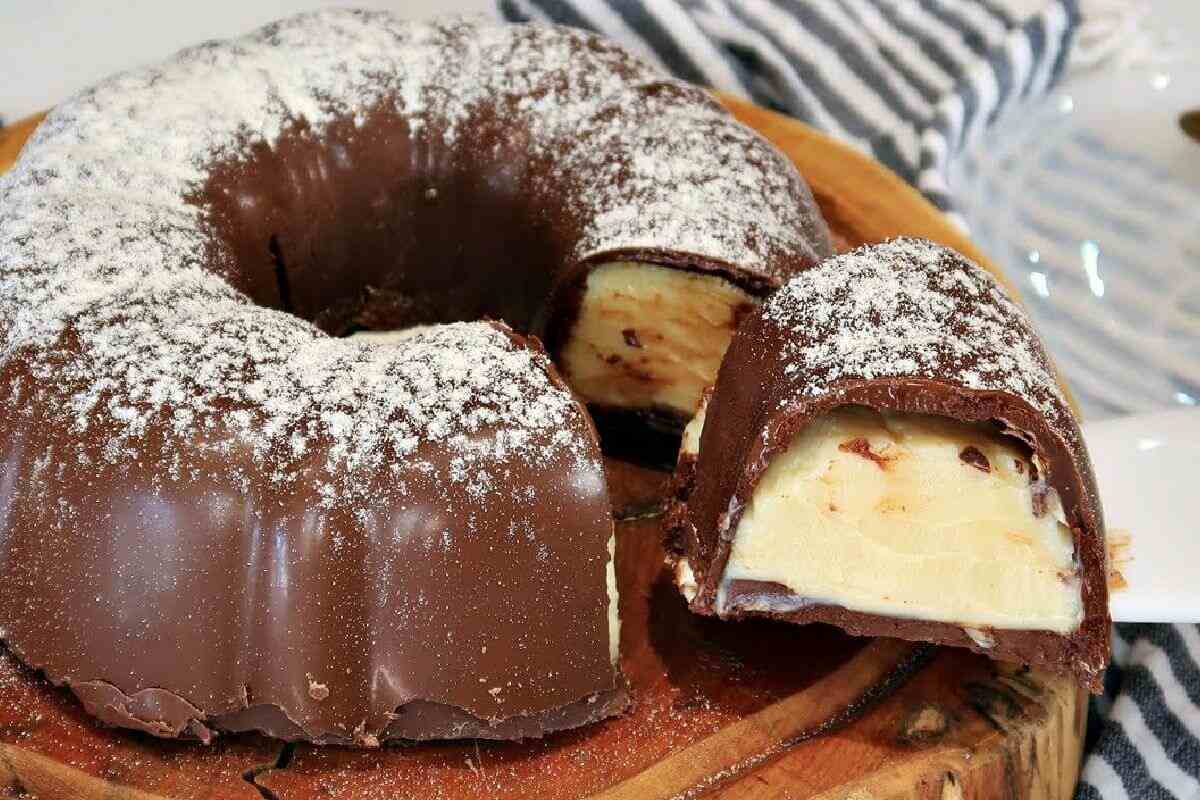 Bombom gigante de leite ninho com uma casquinha de chocolate