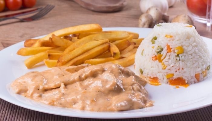 Receita de Estrogonofe de Frango Desfiado