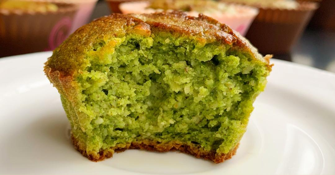 Bolinho de banana e couve sem glúten e lactose