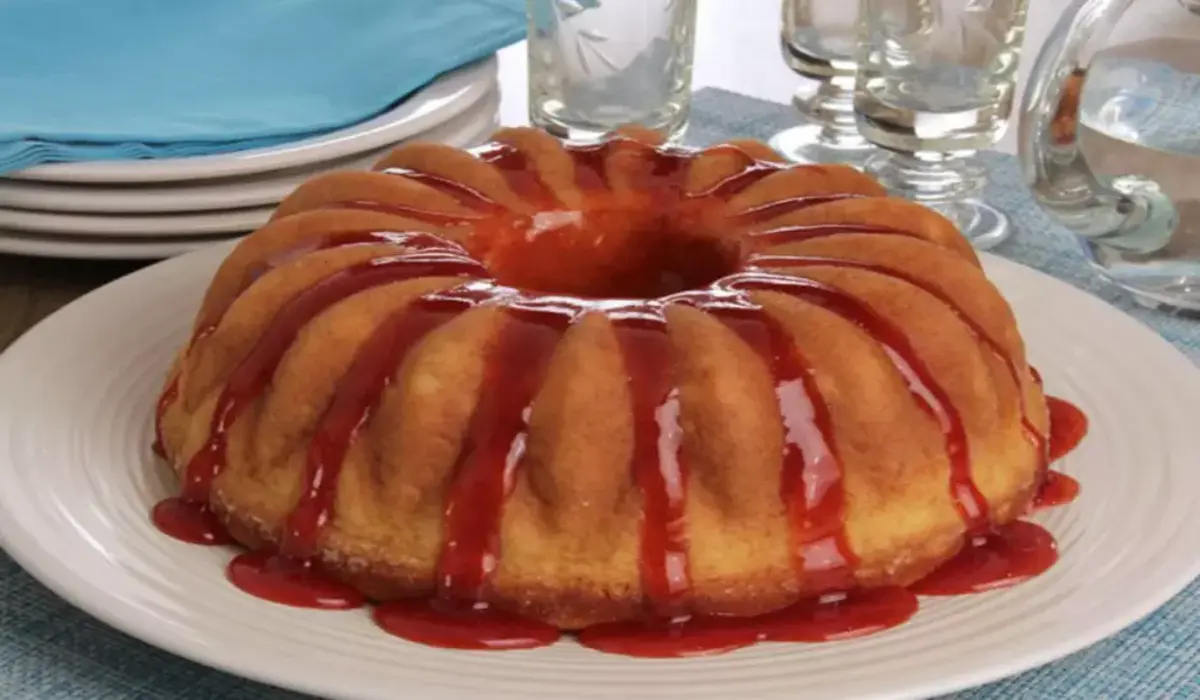 bolo de baunilha com glacê de framboesa