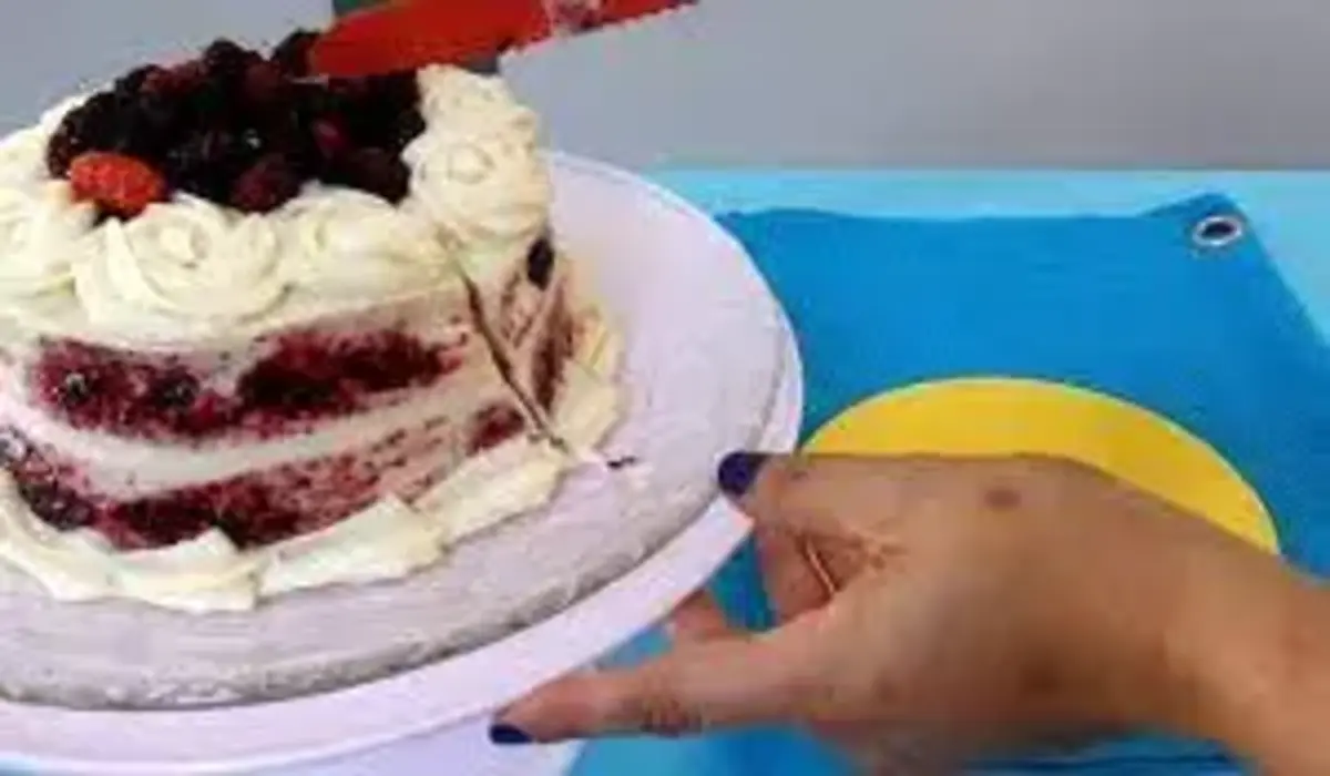 Bolo de Chocolate Branco com Amoras