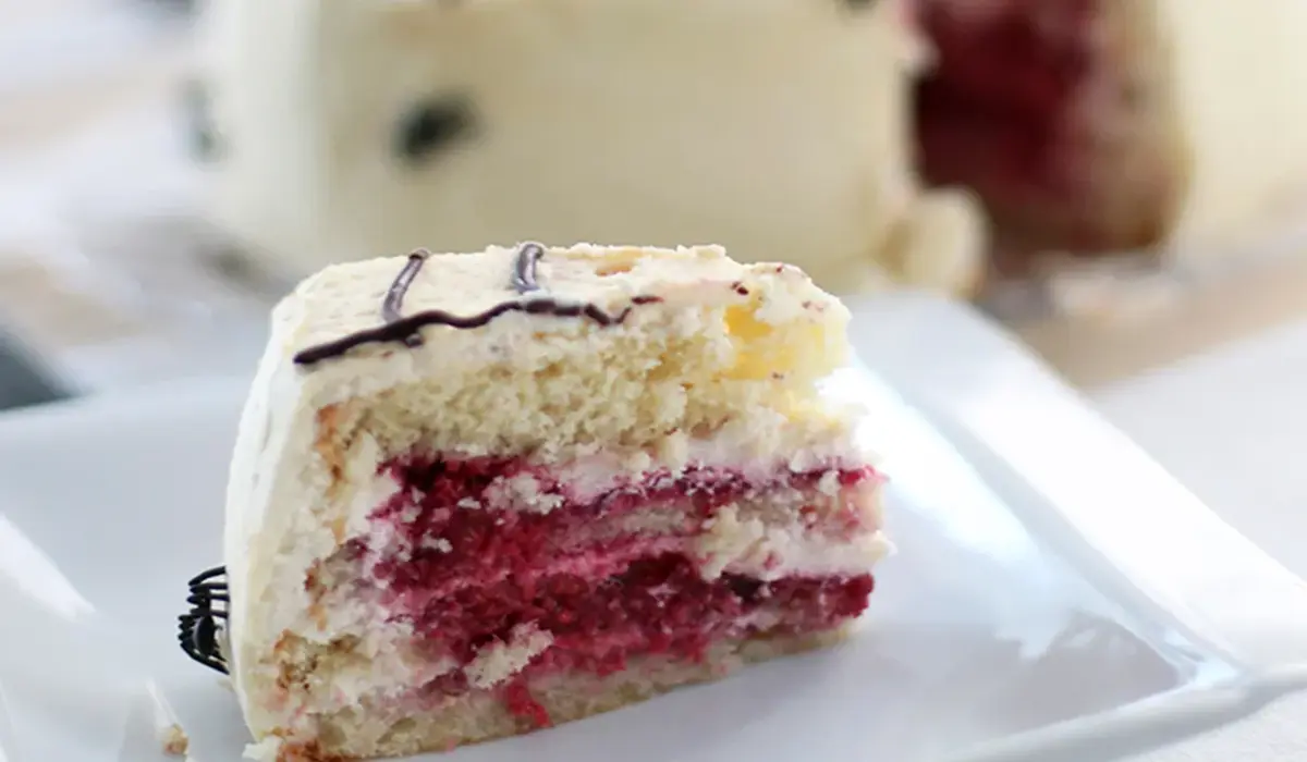 Bolo de Chocolate Branco e Framboesa