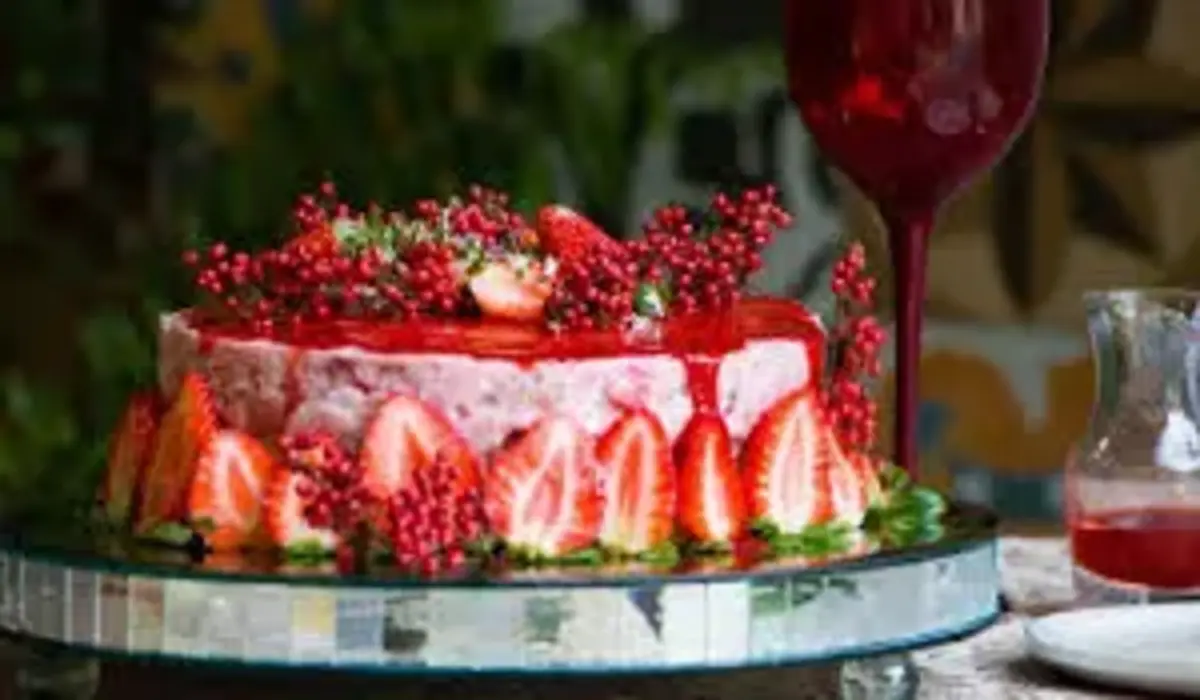 Bolo de Morango com Manjericão