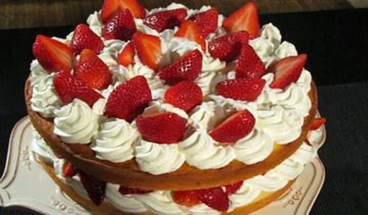 Bolo de Bolo de Morango e Baunilha