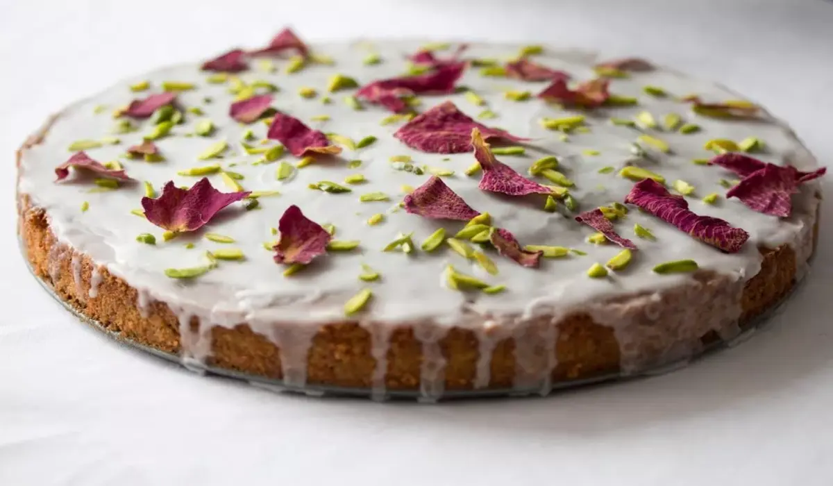 Bolo de Pistache com Rosas