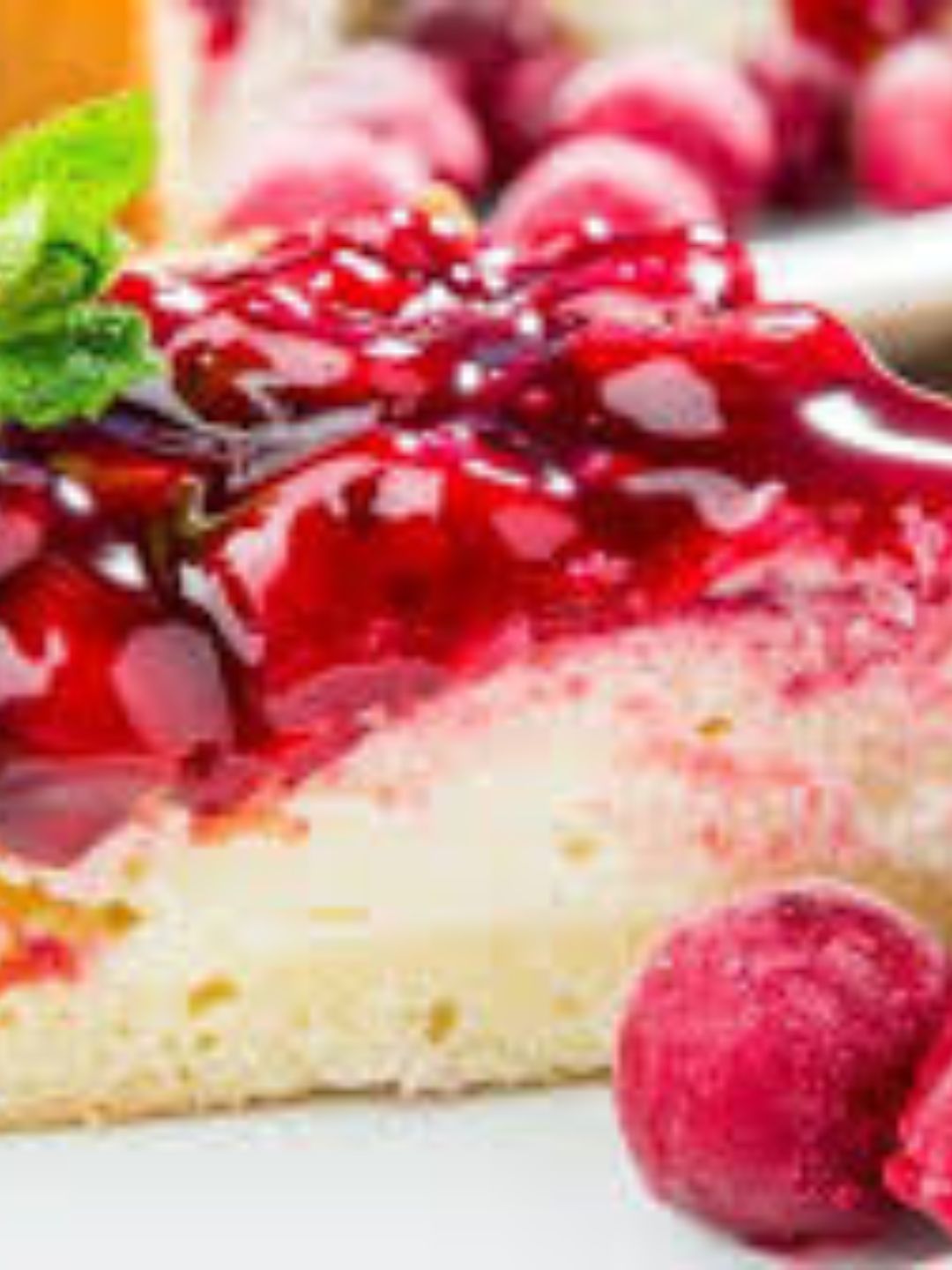 Bolo de Queijo com Calda de Frutas Vermelhas