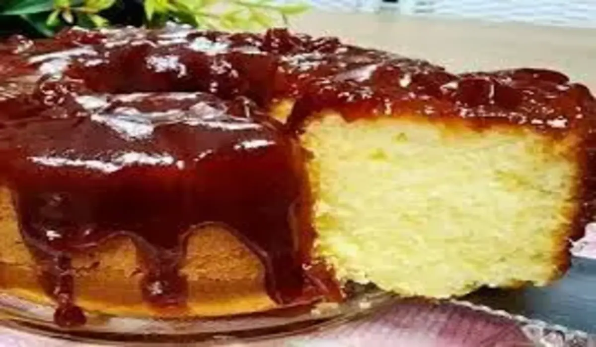 Bolo de Queijo com Calda de Frutas Vermelhas