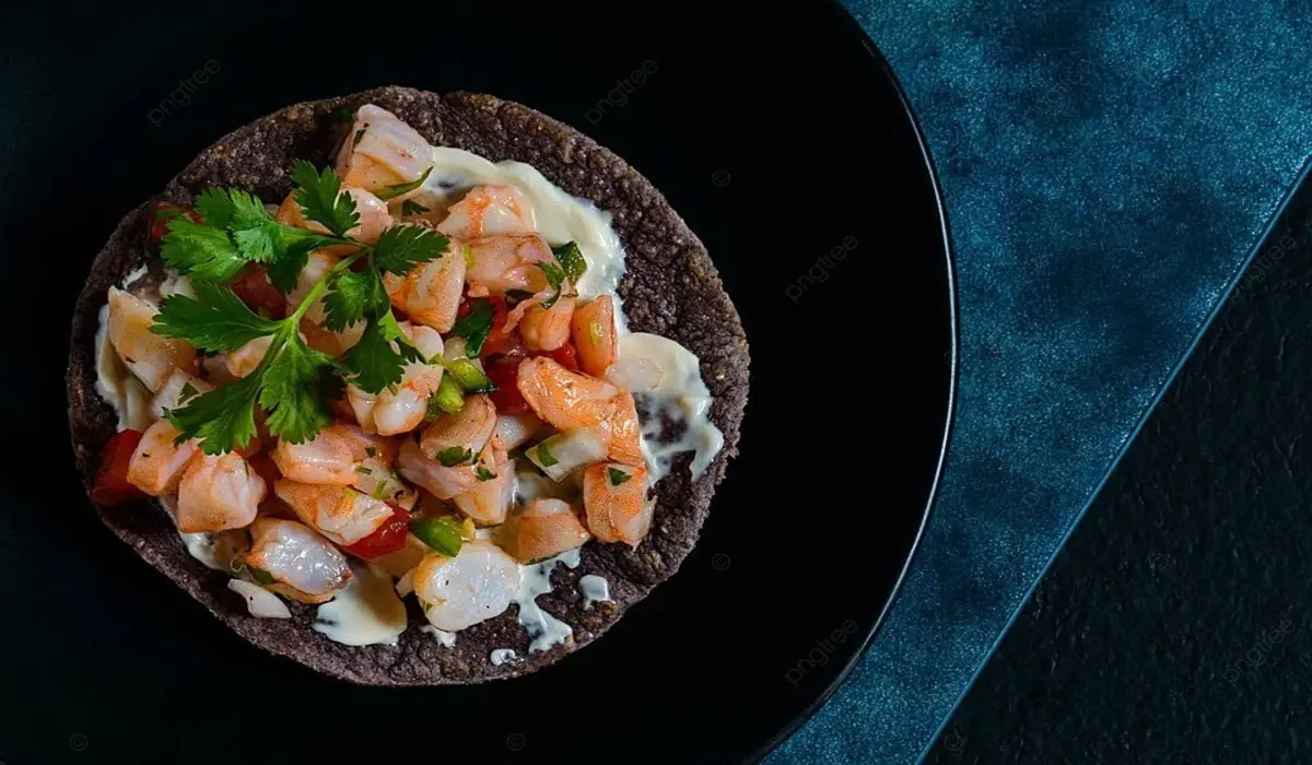 Ceviche de Camarão em Tostadas de Milho