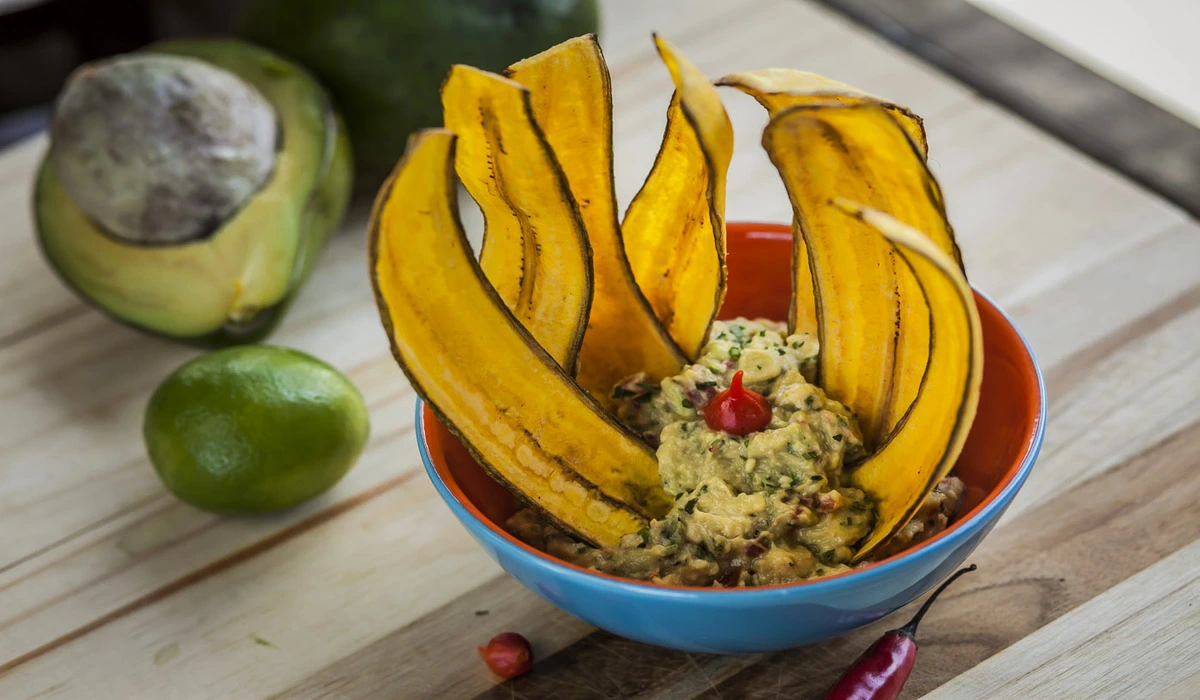 Chips de Banana-da-Terra com Guacamole