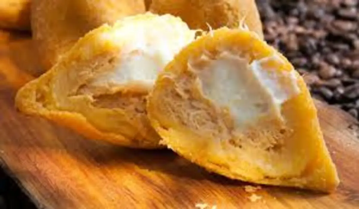 A coxinha de frango com catupiry é um verdadeiro ícone da culinária brasileira, conhecida e apreciada por seu sabor