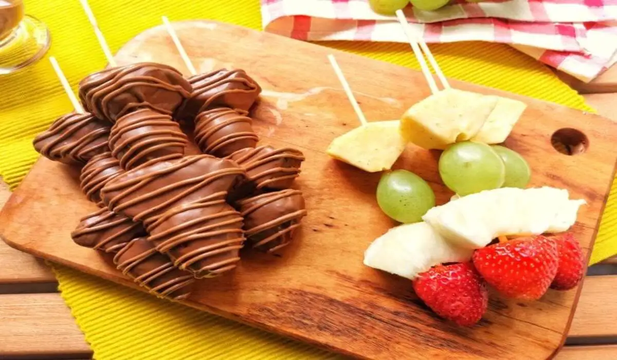 Espetinhos de Frutas com Cobertura de Chocolate Amargo