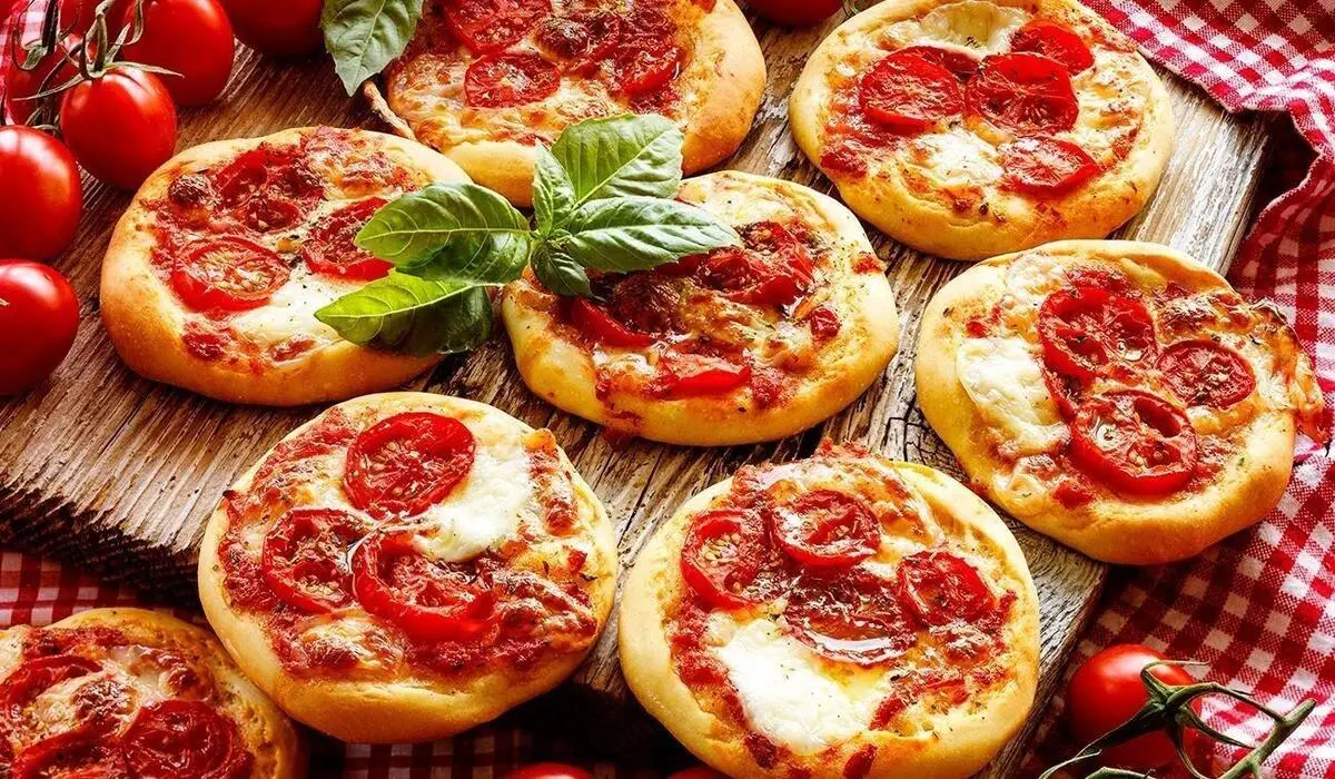 Mini Pizzas de Queijo e Tomate