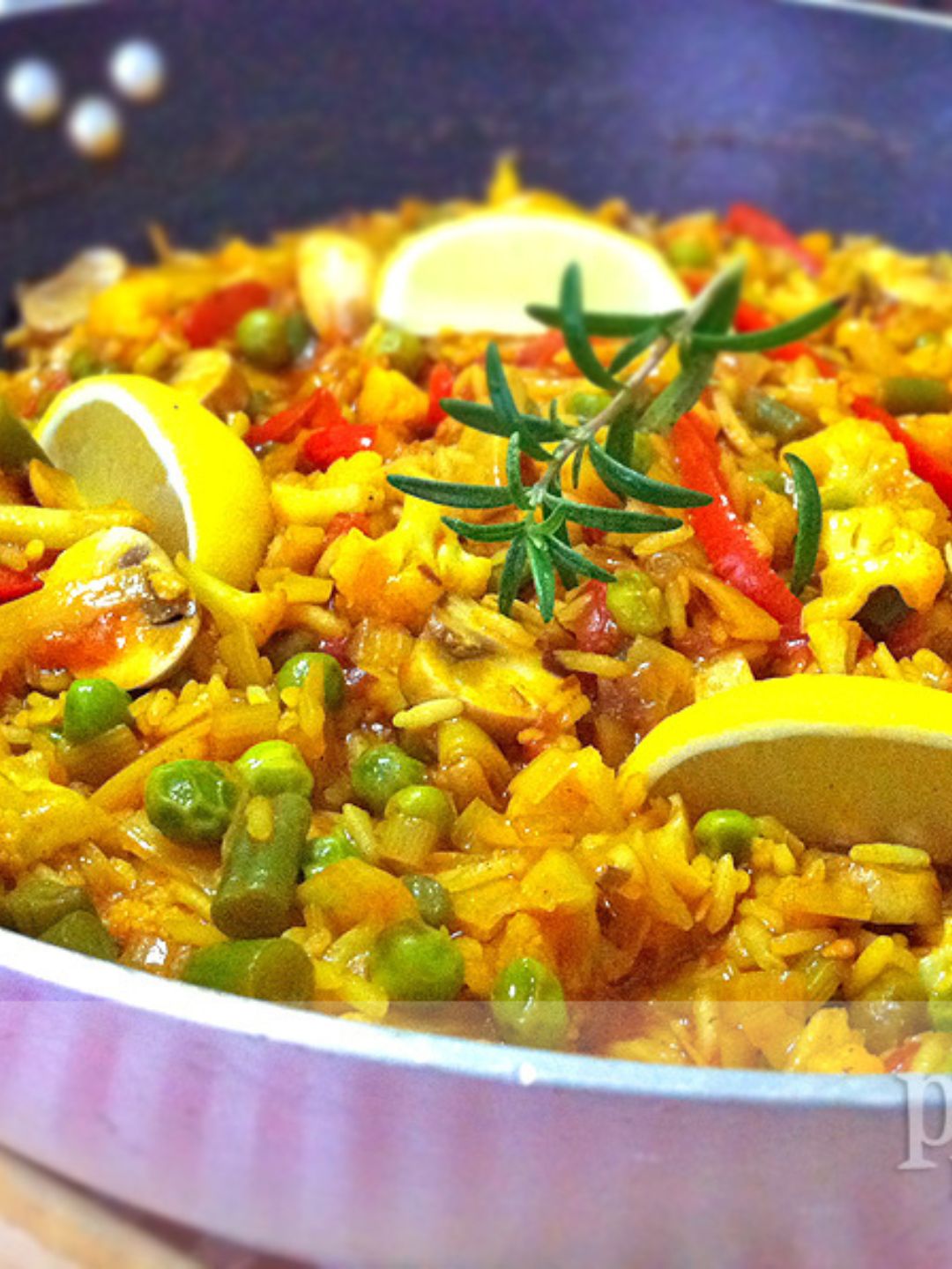 Paella Vegetariana com Vegetais Frescos e Açafrão