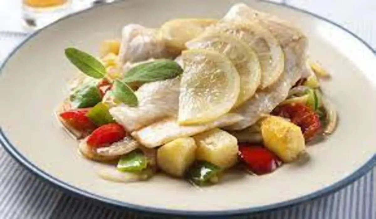 O pargo ao vapor com gengibre e cebolinha é uma receita leve e saudável, que destaca os sabores frescos do peixe e dos