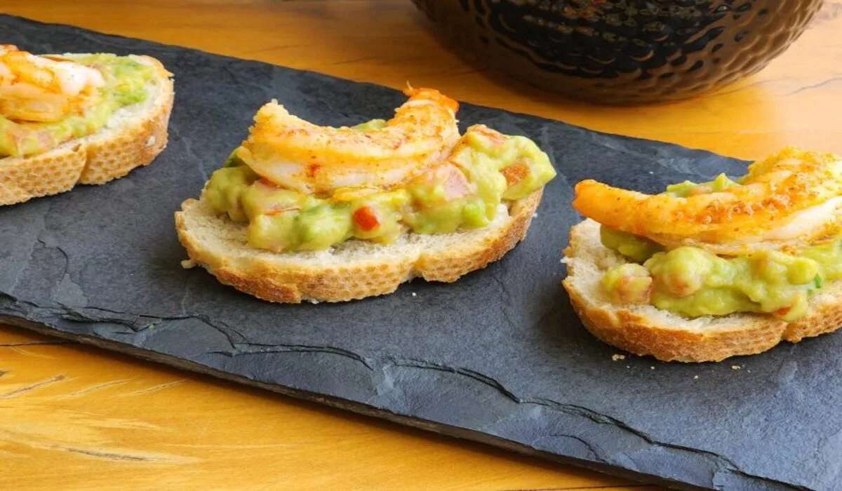 As tostadas de camarão com guacamole são uma opção fresca e saborosa, perfeita para um lanche ou refeição leve. Esta