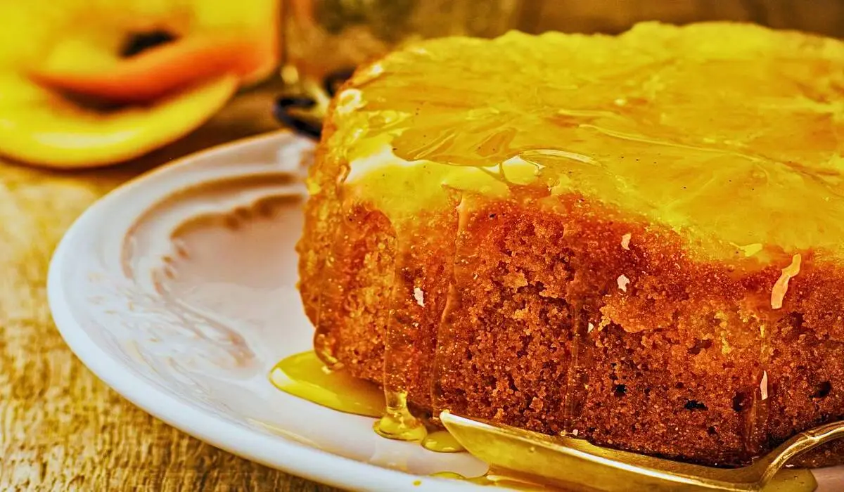 Bolo de Laranja com Calda de Mel