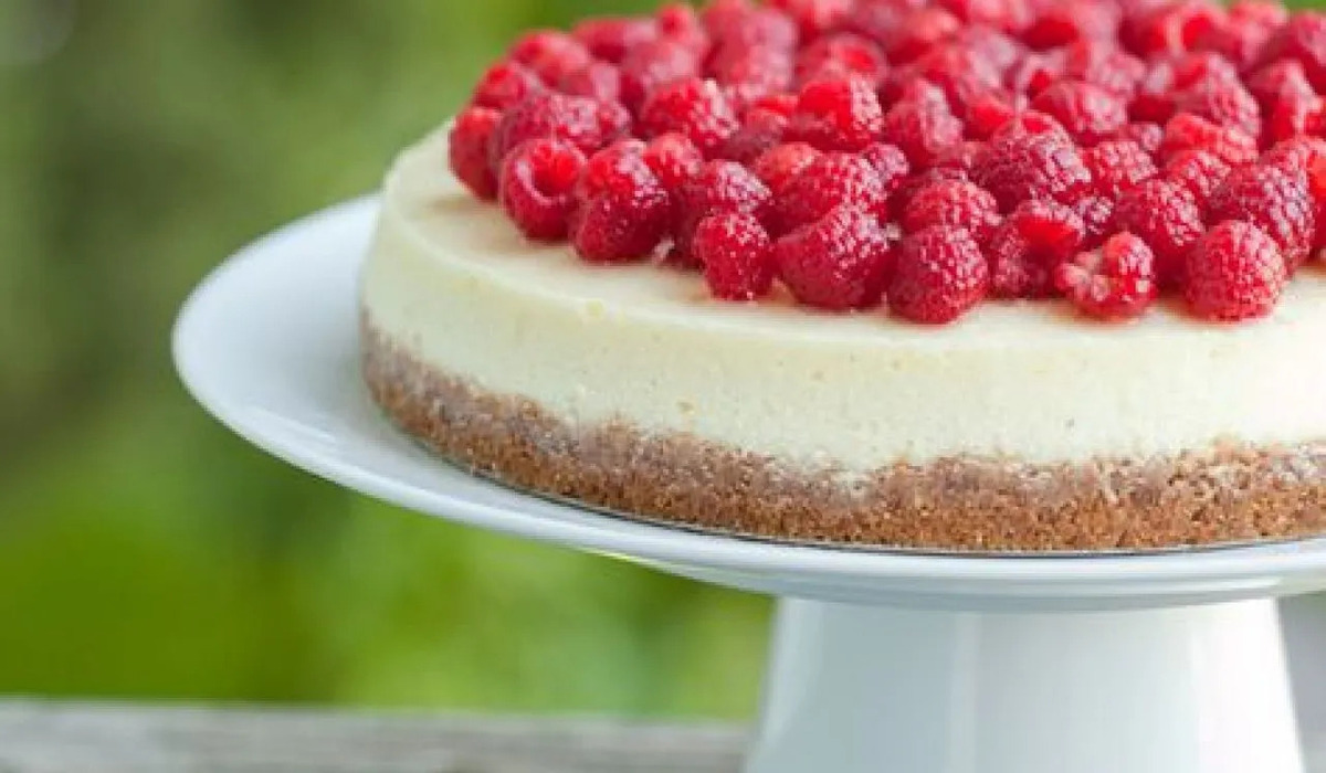 Bolo de Morango com Glacê de Manjericão