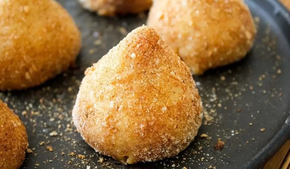 A Coxinha de Batata Doce com Frango é uma ótima opção para quem busca uma refeição leve, saborosa e saudável. Essa variação da tradicional