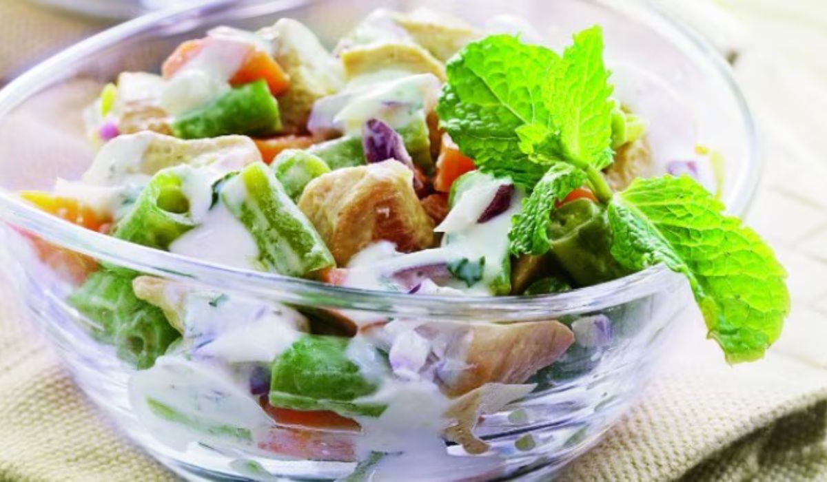 Salada de Frango com Molho de Iogurte