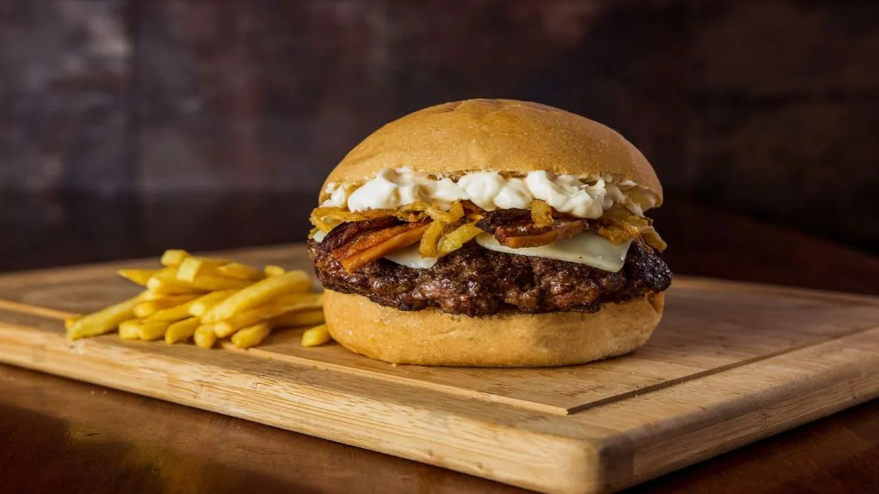 Hambúrguer de Carne Seca com Maionese
